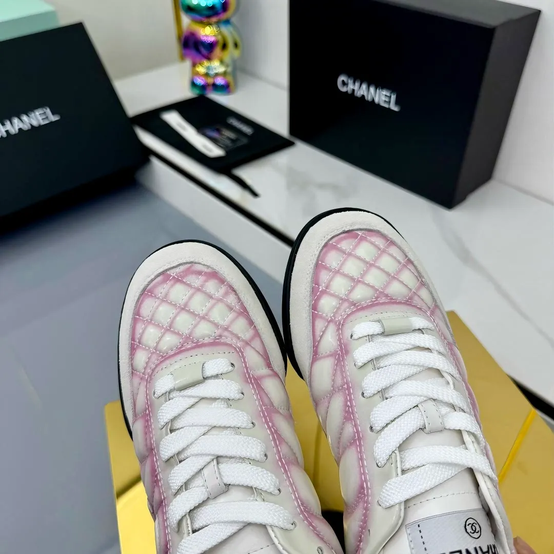 👟👟Ex-factory price 640👟👟 Top version Chanel Chanel - 2025 counter top casual sports shoes This sneaker is a classic design; the upper is electro-embroidered with a variety of techniques; the outsole is fashionable and sporty; it is unusual to incorporate a variety of color matching elements... The diversified mix and match is very beautiful and versatile, and can be used for leisure, fashion, sports and outdoor... ꫛꫀꪝ Go➫ Material: ❶The upper is made of: original cowhide ❷The inner lining is made of: original imported sheepskin ❸The outsole is based on: original TPU combination outsole Full set of boutique packaging for women 35–41 👉